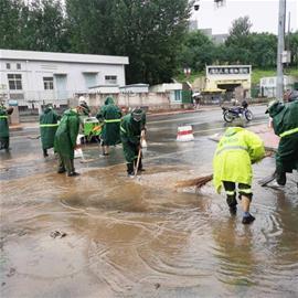 “雨天马路办公”确保城区安全度汛