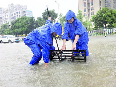 台风“艾云尼”携强降雨袭击 我市各级部门奋战抢险一线保卫家园